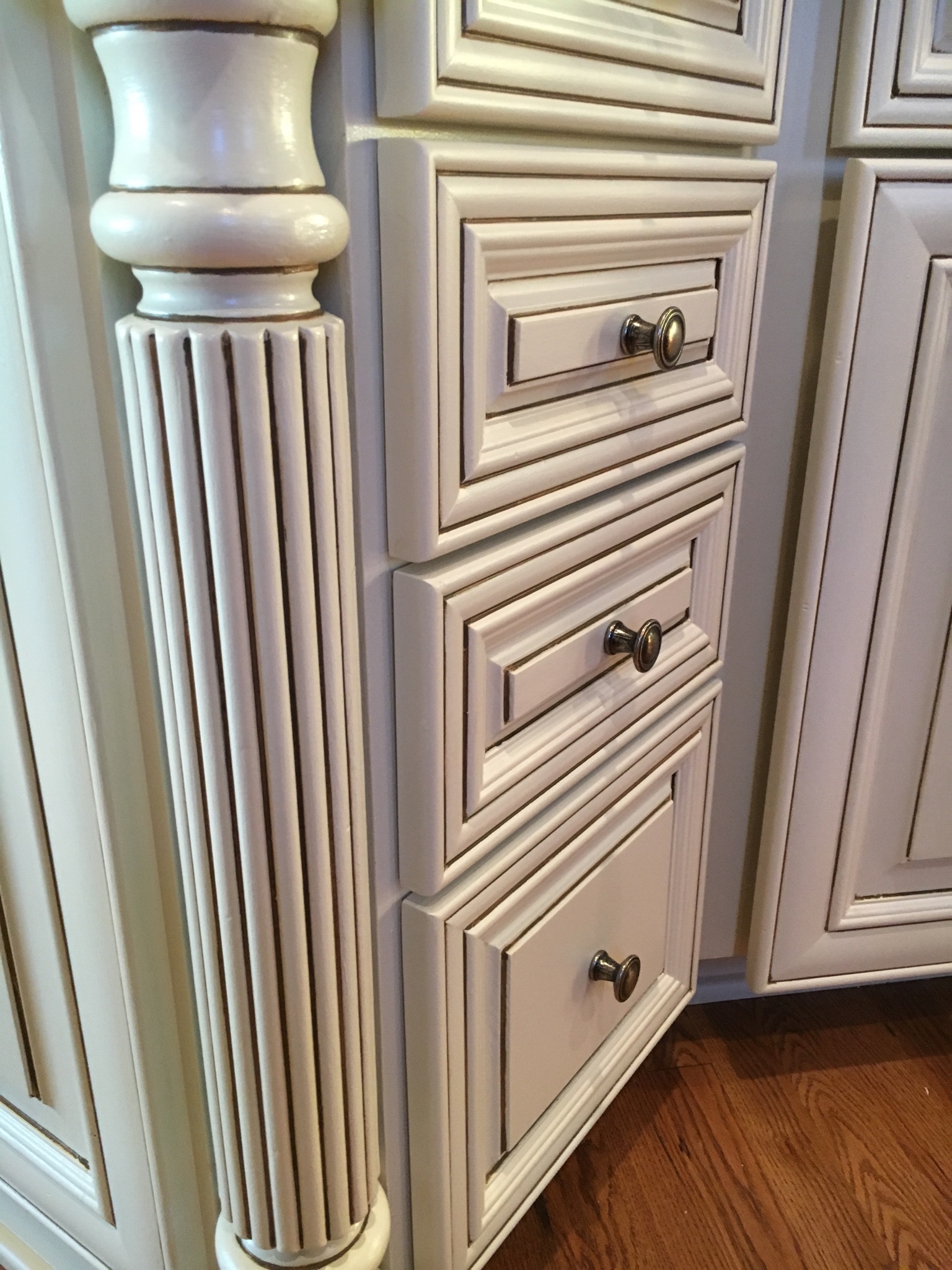  how to use glaze on cabinets